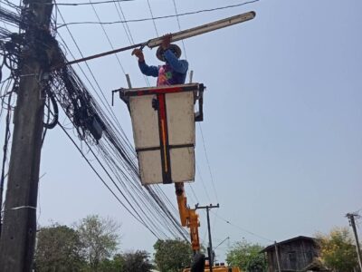 Read more about the article นายกเทศมนตรีตำบลสำราญราษฎร์ ได้มอบหมายให้ เจ้าหน้าที่เทศบาล ปฏิบัติงานภาคสนามซ่อมเเซมไฟฟ้ากิ่ง หมู่ 5 บ้านป่าเหมือด เเละ หมู่ 6 บ้านสันมะเกี๋ยง