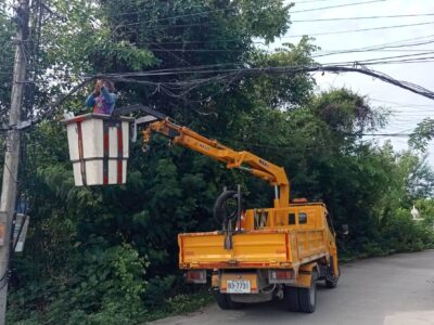 Read more about the article สิบเอกวิสูตร สุวรรณโกศล นายกเทศมนตรีตำบลสำราญราษฎร์ ได้มอบหมายให้ เจ้าหน้าที่เทศบาลตำบลสำราญราษฎร์  ปฏิบัติงานภาคสนาม ซ่อมเเซมไฟฟ้ากิ่ง  หมู่ 3 บ้านป่าสักหลวง (หมู่บ้านโชคอำนวย)