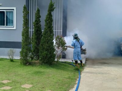 Read more about the article  สิบเอกวิสูตร สุวรรณโกศล นายกเทศมนตรีตำบลสำราญราษฎร์ ได้มอบหมายให้ นายสุรชัย คำรินทร์ ผู้ช่วยเจ้าพนักงานป้องกันเเละบรรเทาสาธารณภัย ร่วมกับเจ้าหน้าที่ อสม. นำเครื่องพ่นหมอกควัน กำจัดยุงลาย บริเวณในพื้นดังกล่าวเเละรัศมีโดยรอบ 100 เมตร รอบที่ 2 ทั้้งนี้ก็เพื่อช่วยลดการระบาดและเป็นการป้องกันของโรคไข้เลือดออกเเก่ประชาชน ซึ่งปัจจุบันมีจำนวนของผู้ป่วยไข้เลือดออกเพิ่มมากขึ้น