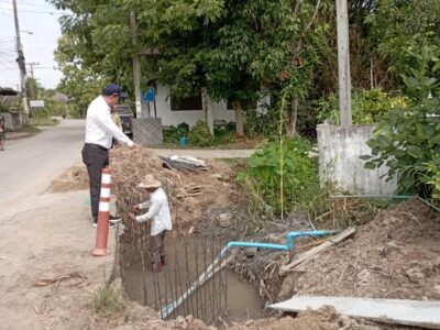 Read more about the article สิบเอกวิสูตร สุวรรณโกศล นายกเทศมนตรีตำบลสำราญราษฎร์ มอบหมายให้ นายธนกร ช่วยค้ำชู รองนายกเทศมนตรีฯ เเละเจ้าหน้าที่กองช่างเทศบาลตำบลสำราญราษฎร์ รวมทั้งได้ประสานงานกับทางผู้ใหญ่บ้าน หมู่ที่ 3 บ้านป่าสักหลวง ในการเข้าพื้นที่ตรวจโครงการก่อสร้างกำแพงกันดินขยายไหล่ทาง และปรับปรุงระบบทางระบายน้ำ หมู่ที่ 3 บ้านป่าสักหลวง เลียบถนนสายหลักหมู่บ้านป่าสักหลวง – แม่ก๊ะ ตำบลสำราญราษฎร์