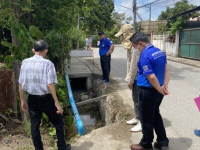 Read more about the article สิบเอกวิสูตร สุวรรณโกศล นายกเทศมนตรีตำบลสำราญราษฎร์ พร้อมด้วย คณะผู้บริหาร ปลัดเทศบาล ผู้อำนวยการกองช่าง เข้าตรวจสอบ ติดตามการก่อสร้างโครงการก่อสร้างรางระบายน้ำ คสล.พร้อมฝาปิด เลียบถนนสายหลัก หมู่ที่ 7 บ้านต้นผึ้ง ตำบลสำราญราษฎร์ เเละได้ตรวจสอบการก่อสร้างถนนสาย สันนกเขา หมู่ที่ 6 บ้านสันมะเกี๋ยง พร้อมทั้งวางเเผนเพื่อเเก้ไขปัญหาอุทกภัย (น้ำท่วม) ในช่วงฤดูฝน