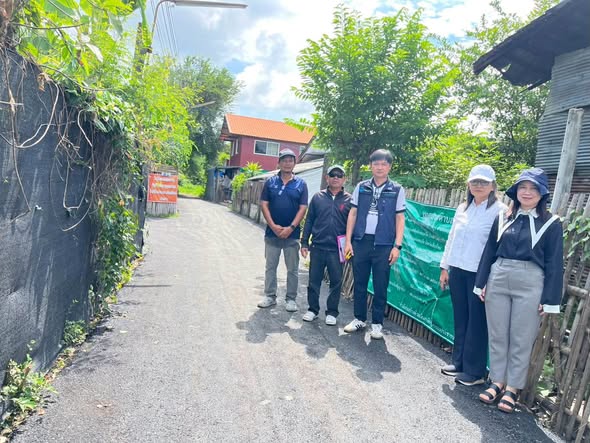 Read more about the article เทศบาลตำบลสำราญราษฎร์ ลงพื้นที่ตรวจติดตามโครงการปรับปรุงผิวจราจรด้วยแอสฟัลท์ติกคอนกรีต (Overlay) บริเวณซอย 3 หมู่ที่ 6 บ้านสันมะเกี๋ยง