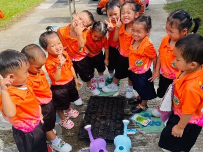 Read more about the article ศูนย์พัฒนาเด็กเล็กเทศบาลตำบลสำราญราษฎร์ จัดโครงการพัฒนาผู้เรียน กิจกรรม “หนูน้อยปลูกผักสวนครัว”